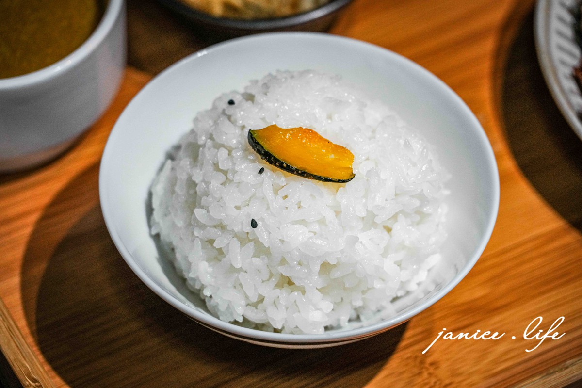 台東美食|橋 chiao|隱身老宅的溫暖家常料理.感受台東的慢靈魂 - 第25張圖 臺東縣台東市美食 臺東市區必吃餐廳 橋chiao 臺東縣台東市浙江路12號華陀神醫 老宅文青風餐廳 橋chiao位置 橋chiao菜單 橋chiao停車 潔妮食旅生活 台東旅遊 台東老屋餐廳 洛神香煎腿排 長濱月桃海鹽炙燒牛肉飯 刺蔥豆乳豬 雞蛋布丁