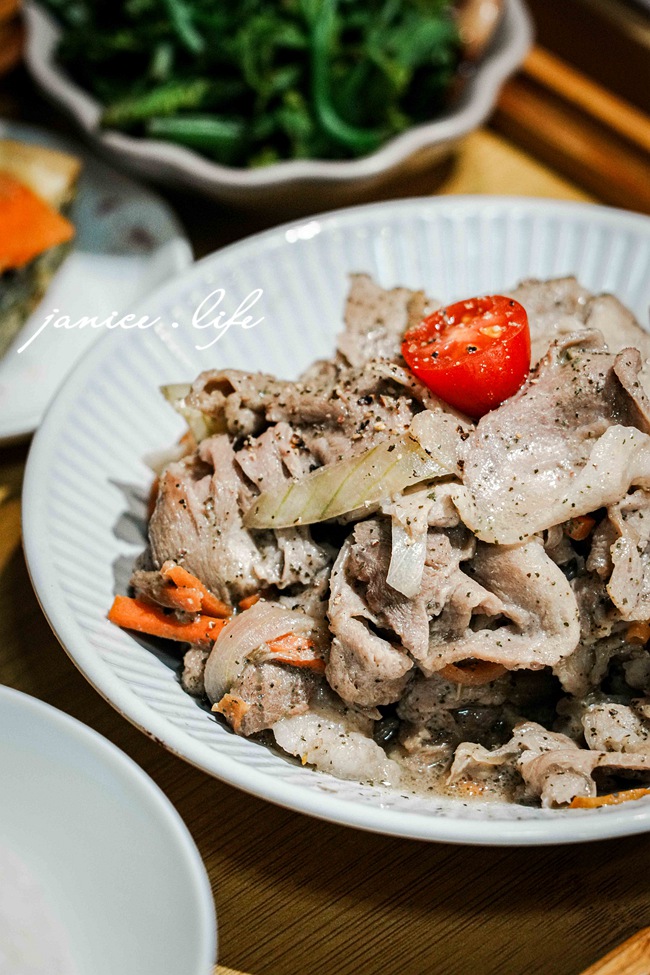 台東美食|橋 chiao|隱身老宅的溫暖家常料理.感受台東的慢靈魂 - 第31張圖 臺東縣台東市美食 臺東市區必吃餐廳 橋chiao 臺東縣台東市浙江路12號華陀神醫 老宅文青風餐廳 橋chiao位置 橋chiao菜單 橋chiao停車 潔妮食旅生活 台東旅遊 台東老屋餐廳 洛神香煎腿排 長濱月桃海鹽炙燒牛肉飯 刺蔥豆乳豬 雞蛋布丁