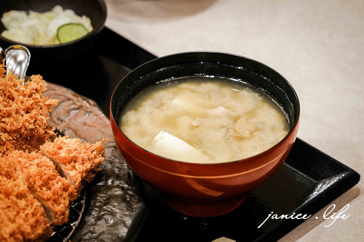 北海道札幌美食|かつ徳 豊平店|份量誠意十足的熟成炸豬排.附設停車場.連在地人都甘願排隊的夢幻美味 - 第22張圖 北海道札幌美食 かつ徳豊平店 北海道豬排店 かつ徳 豊平店 札幌炸豬排 熟成豬排 潔妮食旅生活 札幌美食推薦 北海道自駕必吃美食 札幌自由行美食推薦 かつ徳豊平店菜單 かつ徳豊平店停車 Katsutoku