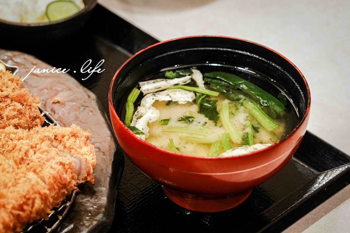 北海道札幌美食|かつ徳 豊平店|份量誠意十足的熟成炸豬排.附設停車場.連在地人都甘願排隊的夢幻美味 - 第16張圖 北海道札幌美食 かつ徳豊平店 北海道豬排店 かつ徳 豊平店 札幌炸豬排 熟成豬排 潔妮食旅生活 札幌美食推薦 北海道自駕必吃美食 札幌自由行美食推薦 かつ徳豊平店菜單 かつ徳豊平店停車 Katsutoku
