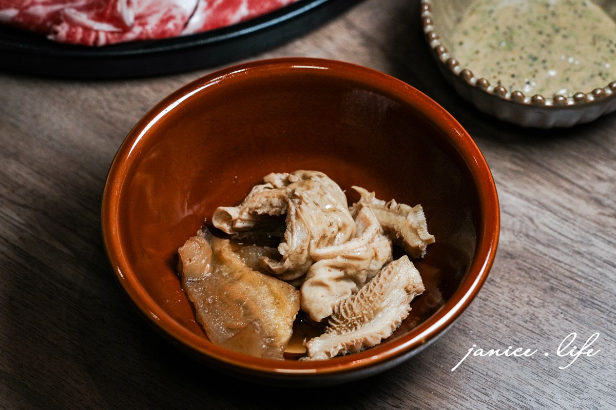 台北市府站美食|員外佬麻辣火鍋|信義區火鍋推薦.捷運市府站走路就到|嚴選濃郁湯底與真材實料 - 第32張圖 員外佬麻辣火鍋 捷運市政府站美食 臺北市信義區基隆路一段147巷15號 員外佬麻辣火鍋菜單 信義區個人鍋 市府站火鍋推薦 台北麻辣鍋個人 信義區火鍋 台北市府站美食 台北火鍋 信義區火鍋推薦 潔妮食旅生活 員外佬麻辣火鍋位置 員外佬麻辣火鍋交通 員外佬麻辣火鍋停車 三寶拼盤