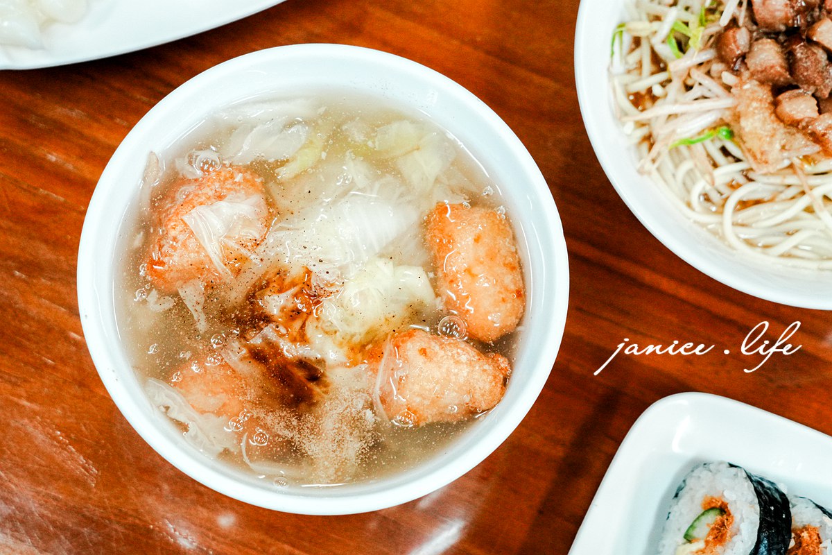 嘉義美食|阿坤師土魠魚焿|走過歲月的傳統美味.酥香魚塊配上甜美焿湯 - 第10張圖 嘉義美食 阿坤師土魠魚焿 嘉義市西區垂楊里新民路808號 052369537 土魠魚 土魠魚焿 嘉義小吃 嘉義阿坤師 新民路阿坤師 嘉義西區美食 嘉義新民路美食 垂楊路附近美食 嘉義在地人推薦小吃 嘉義土魠魚焿推薦 嘉義好吃土魠魚羹 嘉義傳統小吃老店 潔妮食旅生活 阿坤師土魠魚焿菜單
紅燒魚焿麵