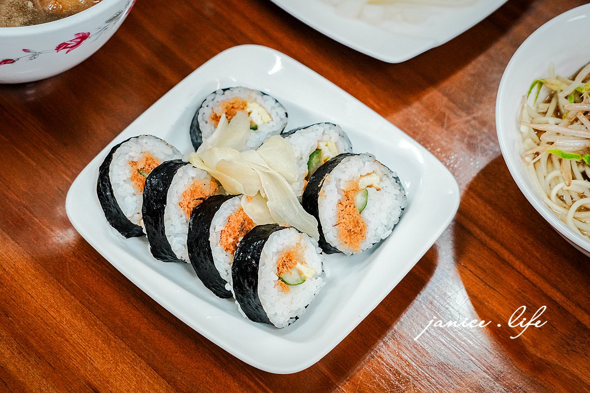 嘉義美食|阿坤師土魠魚焿|走過歲月的傳統美味.酥香魚塊配上甜美焿湯 - 第12張圖 嘉義美食 阿坤師土魠魚焿 嘉義市西區垂楊里新民路808號 052369537 土魠魚 土魠魚焿 嘉義小吃 嘉義阿坤師 新民路阿坤師 嘉義西區美食 嘉義新民路美食 垂楊路附近美食 嘉義在地人推薦小吃 嘉義土魠魚焿推薦 嘉義好吃土魠魚羹 嘉義傳統小吃老店 潔妮食旅生活 阿坤師土魠魚焿菜單
壽司
