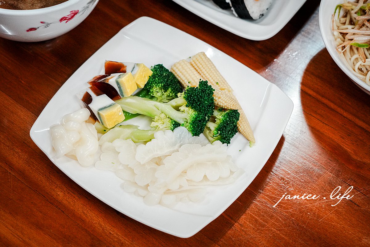 嘉義美食|阿坤師土魠魚焿|走過歲月的傳統美味.酥香魚塊配上甜美焿湯 - 第11張圖 嘉義美食 阿坤師土魠魚焿 嘉義市西區垂楊里新民路808號 052369537 土魠魚 土魠魚焿 嘉義小吃 嘉義阿坤師 新民路阿坤師 嘉義西區美食 嘉義新民路美食 垂楊路附近美食 嘉義在地人推薦小吃 嘉義土魠魚焿推薦 嘉義好吃土魠魚羹 嘉義傳統小吃老店 潔妮食旅生活 阿坤師土魠魚焿菜單
綜合沙拉