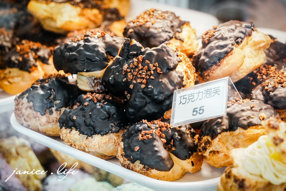 嘉義必買甜點推薦 貓尾巴麵包店 嘉義市東區朝陽里民族路25號 酥皮泡芙 限量出爐時間 必買泡芙口味 卡士達餡 貓尾巴麵包店 民族路總店 潔妮食旅生活 嘉義甜點 嘉義伴手禮 嘉義名產
 嘉義泡芙推薦 貓尾巴麵包店停車