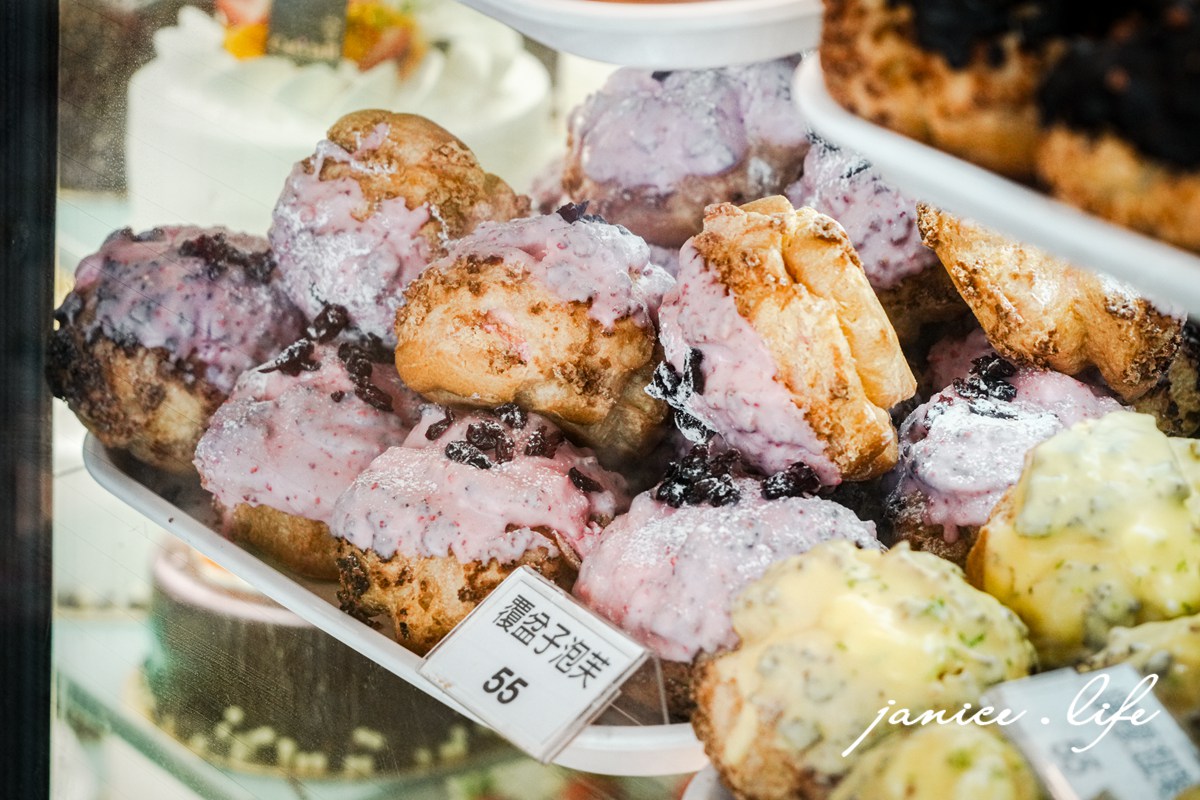 嘉義必買甜點推薦 貓尾巴麵包店 嘉義市東區朝陽里民族路25號 酥皮泡芙 限量出爐時間 必買泡芙口味 卡士達餡 貓尾巴麵包店 民族路總店 潔妮食旅生活 嘉義甜點 嘉義伴手禮 嘉義名產
 嘉義泡芙推薦 貓尾巴麵包店停車