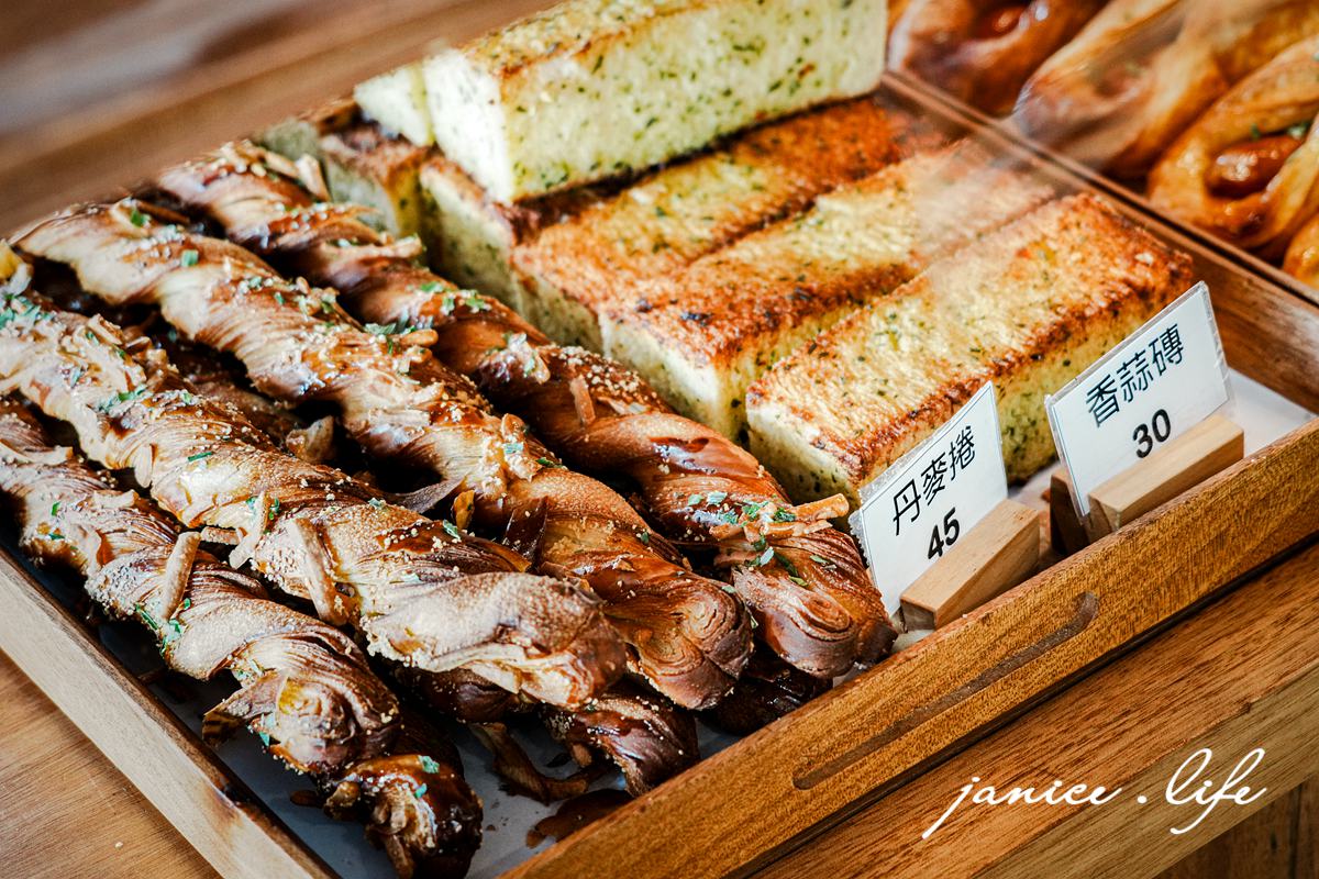 嘉義必買甜點推薦 貓尾巴麵包店 嘉義市東區朝陽里民族路25號 酥皮泡芙 限量出爐時間 必買泡芙口味 卡士達餡 貓尾巴麵包店 民族路總店 潔妮食旅生活 嘉義甜點 嘉義伴手禮 嘉義名產
 嘉義泡芙推薦 貓尾巴麵包店停車