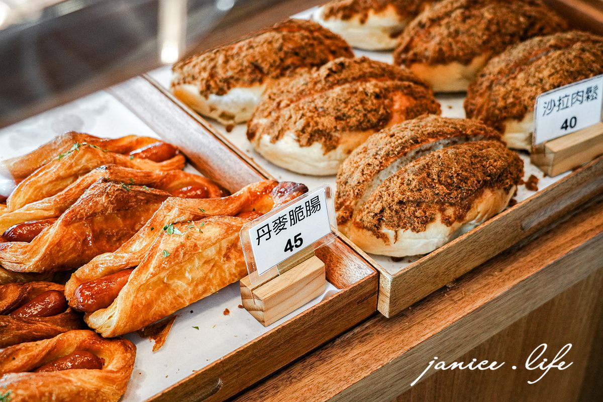 嘉義必買甜點推薦 貓尾巴麵包店 嘉義市東區朝陽里民族路25號 酥皮泡芙 限量出爐時間 必買泡芙口味 卡士達餡 貓尾巴麵包店 民族路總店 潔妮食旅生活 嘉義甜點 嘉義伴手禮 嘉義名產
 嘉義泡芙推薦 貓尾巴麵包店停車