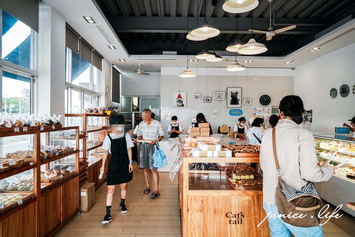 嘉義必買甜點推薦 貓尾巴麵包店 嘉義市東區朝陽里民族路25號 酥皮泡芙 限量出爐時間 必買泡芙口味 卡士達餡 貓尾巴麵包店 民族路總店 潔妮食旅生活 嘉義甜點 嘉義伴手禮 嘉義名產
 嘉義泡芙推薦 貓尾巴麵包店停車