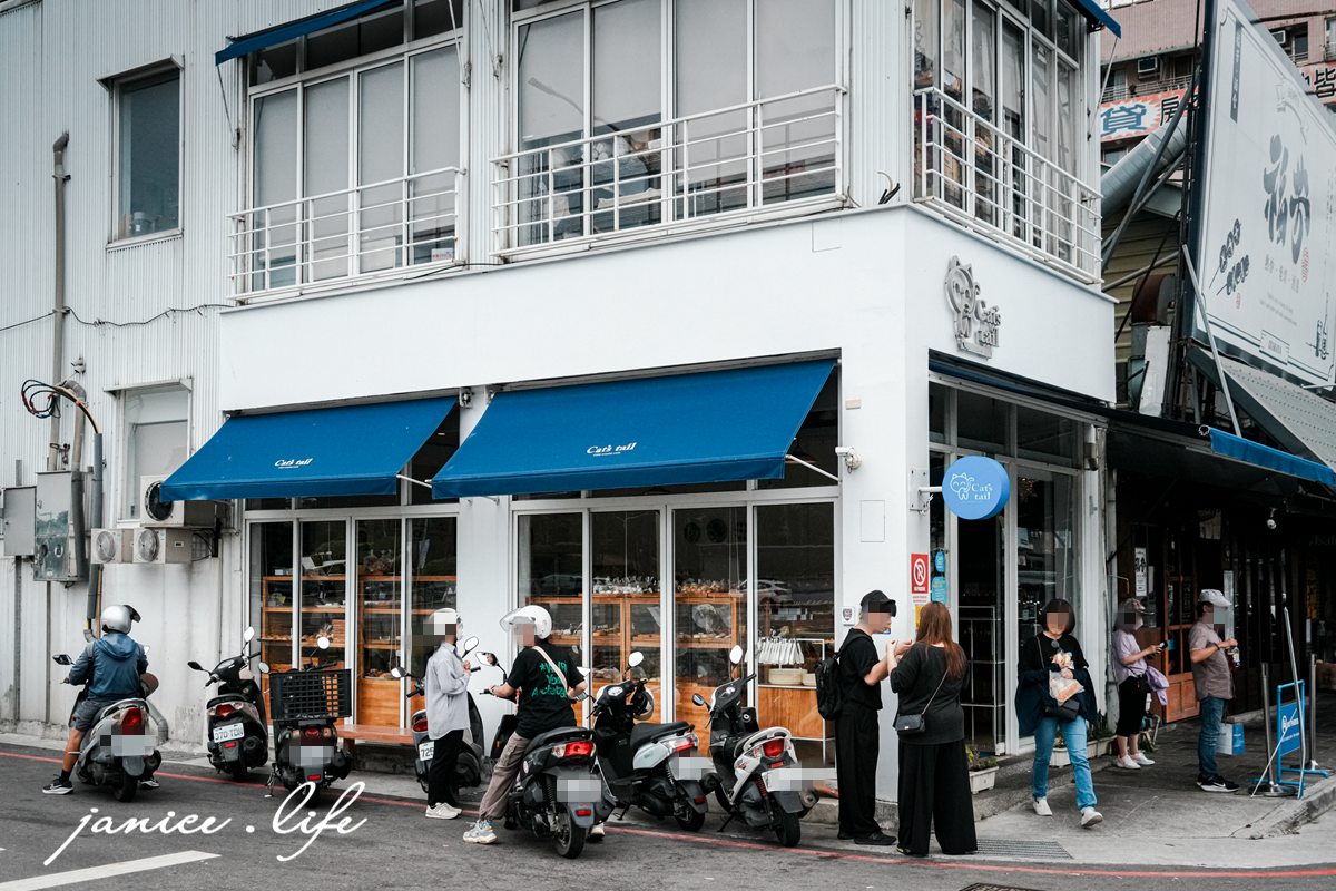 嘉義必買甜點推薦 貓尾巴麵包店 嘉義市東區朝陽里民族路25號 酥皮泡芙 限量出爐時間 必買泡芙口味 卡士達餡 貓尾巴麵包店 民族路總店 潔妮食旅生活 嘉義甜點 嘉義伴手禮 嘉義名產
 嘉義泡芙推薦 貓尾巴麵包店停車