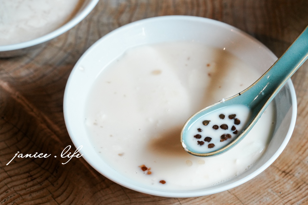 嘉義東區美食|桃城豆花光華店|被歷史溫柔包圍的老宅豆花.品嚐一碗老派浪漫 - 第21張圖 桃城豆花光華店 嘉義東區美食 嘉義市東區中央里光華路65號 嘉義美食 老宅豆花 老醫館改建 桃城豆花光華路 文青老宅豆花 嘉義東區下午茶 老宅豆花 德山醫院 桃城豆花光華店菜單 潔妮食旅生活