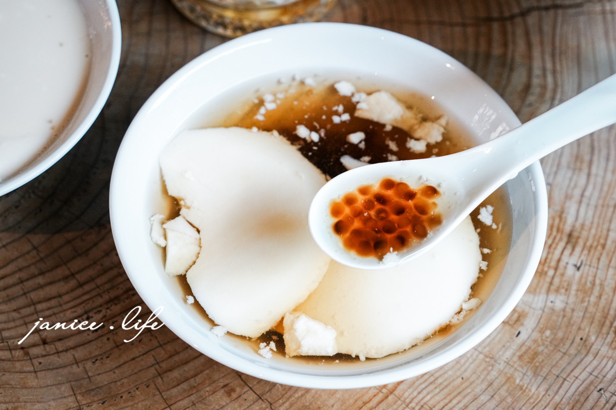 嘉義東區美食|桃城豆花光華店|被歷史溫柔包圍的老宅豆花.品嚐一碗老派浪漫 - 第23張圖 桃城豆花光華店 嘉義東區美食 嘉義市東區中央里光華路65號 嘉義美食 老宅豆花 老醫館改建 桃城豆花光華路 文青老宅豆花 嘉義東區下午茶 老宅豆花 德山醫院 桃城豆花光華店菜單 潔妮食旅生活