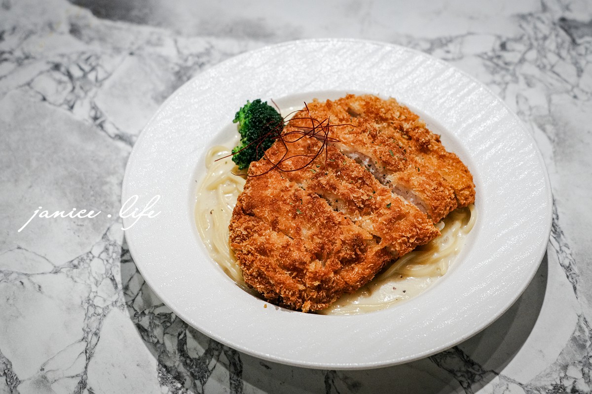 臺東美食 臺東市區美食 臺東慢活 有義點餓 one two risotto 臺東縣臺東市中心里新生路544號 義大利麵 燉飯 有義點餓菜單 有義點餓地址 潔妮食旅生活 台東旅遊 台東旅行 台東義式 台東簡餐 台東約會餐廳 台東義大利麵推薦 黃金炸豬排義大利麵/奶油