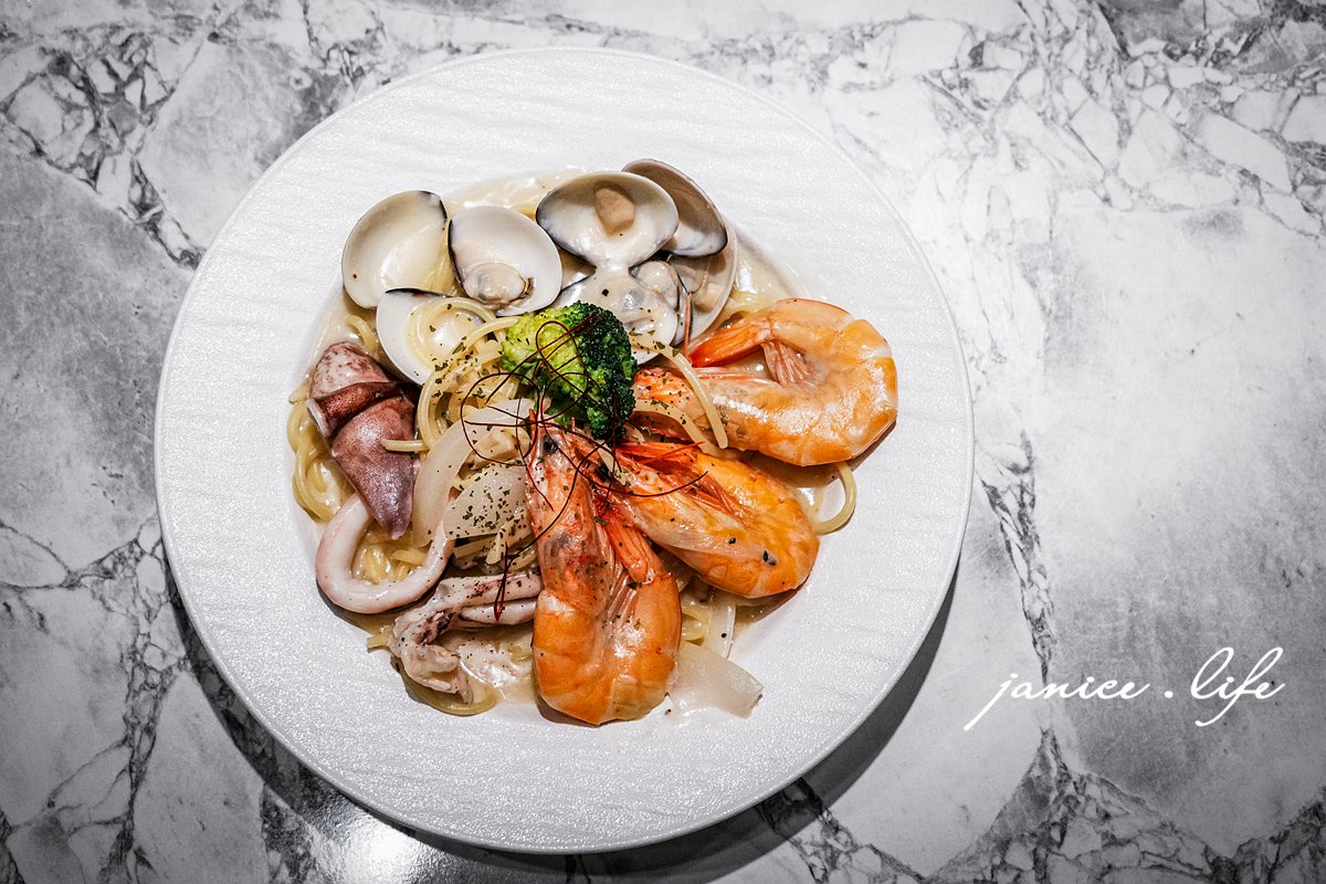 臺東市區美食|有義點餓 one two risotto|隱身新生路的質感義式料理.遇見剛剛好的義式美好 - 第15張圖 臺東美食 臺東市區美食 臺東慢活 有義點餓 one two risotto 臺東縣臺東市中心里新生路544號 義大利麵 燉飯 有義點餓菜單 有義點餓地址 潔妮食旅生活 台東旅遊 台東旅行 台東義式 台東簡餐 台東約會餐廳 台東義大利麵推薦 海鮮義大利麵/奶油