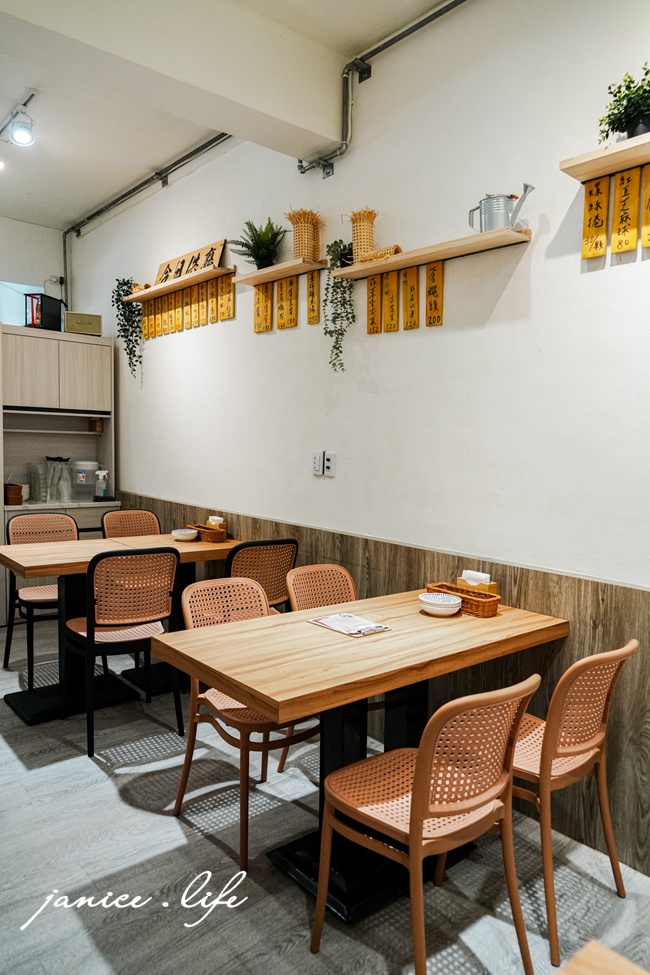 台東美食 台東旅遊 台東美食餐廳 台東更生路上美食餐廳 食年 食年菜單 臺東縣臺東市中心里更生路533號 台東必吃美食 台東在地人推薦 台東聚會餐廳 梅菜扣肉 李庄白肉 花雕雞腿煲 鳳梨芥末蝦球 酥炸鬼頭刀 清炒鮮菇水蓮 古早味紅茶 台東博雅齋紅烏龍