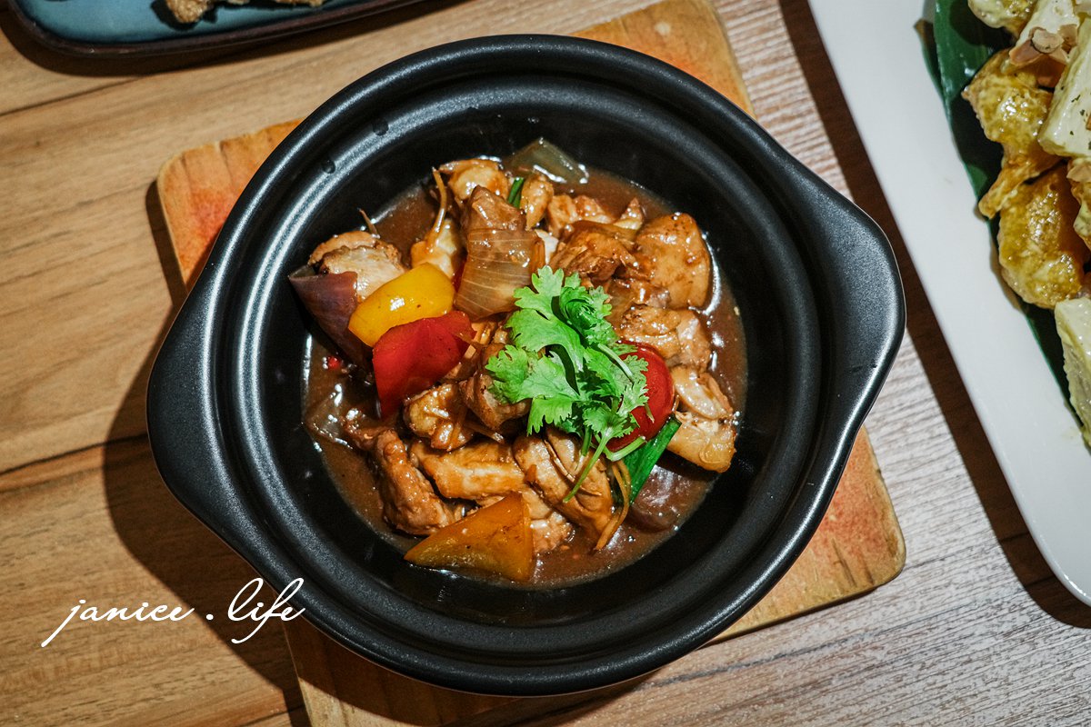 台東美食 台東旅遊 台東美食餐廳 台東更生路上美食餐廳 食年 食年菜單 臺東縣臺東市中心里更生路533號 台東必吃美食 台東在地人推薦 台東聚會餐廳 梅菜扣肉 李庄白肉 花雕雞腿煲 鳳梨芥末蝦球 酥炸鬼頭刀 清炒鮮菇水蓮 古早味紅茶 台東博雅齋紅烏龍