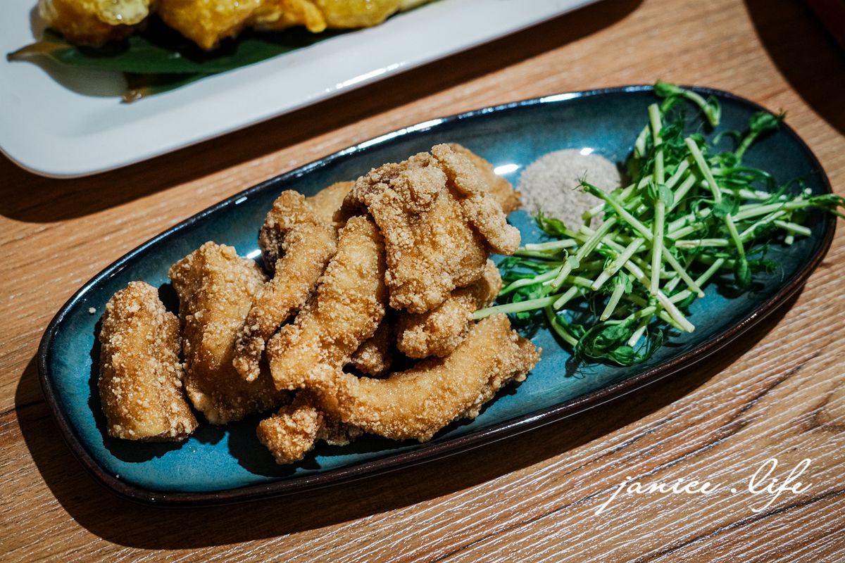 台東美食 台東旅遊 台東美食餐廳 台東更生路上美食餐廳 食年 食年菜單 臺東縣臺東市中心里更生路533號 台東必吃美食 台東在地人推薦 台東聚會餐廳 梅菜扣肉 李庄白肉 花雕雞腿煲 鳳梨芥末蝦球 酥炸鬼頭刀 清炒鮮菇水蓮 古早味紅茶 台東博雅齋紅烏龍