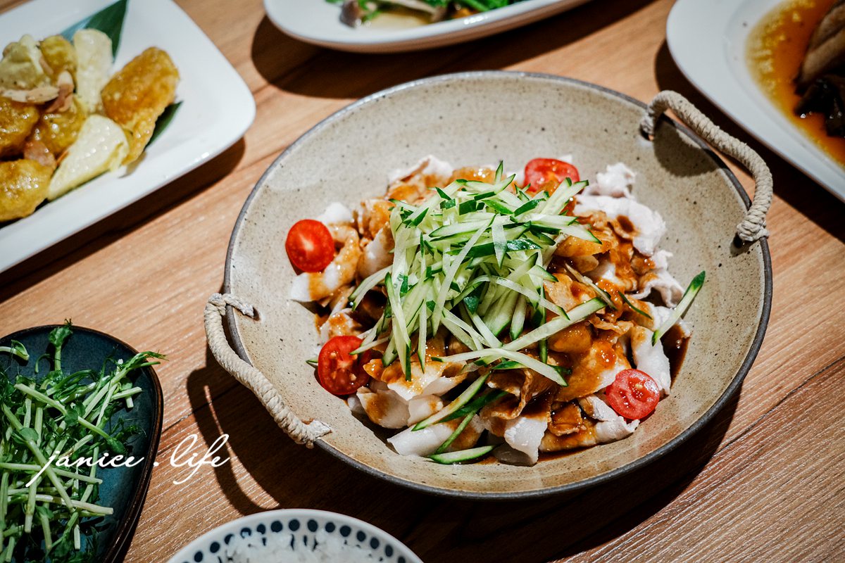 台東美食 台東旅遊 台東美食餐廳 台東更生路上美食餐廳 食年 食年菜單 臺東縣臺東市中心里更生路533號 台東必吃美食 台東在地人推薦 台東聚會餐廳 梅菜扣肉 李庄白肉 花雕雞腿煲 鳳梨芥末蝦球 酥炸鬼頭刀 清炒鮮菇水蓮 古早味紅茶 台東博雅齋紅烏龍
