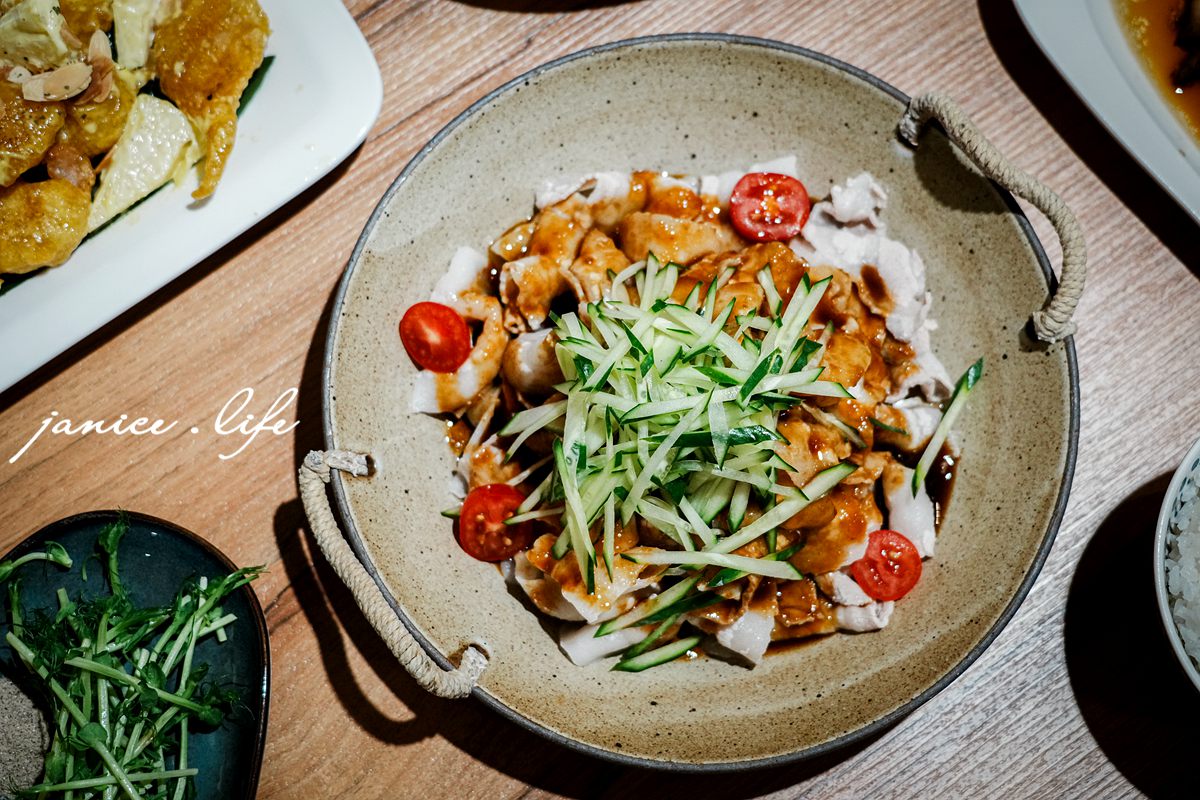 台東美食 台東旅遊 台東美食餐廳 台東更生路上美食餐廳 食年 食年菜單 臺東縣臺東市中心里更生路533號 台東必吃美食 台東在地人推薦 台東聚會餐廳 梅菜扣肉 李庄白肉 花雕雞腿煲 鳳梨芥末蝦球 酥炸鬼頭刀 清炒鮮菇水蓮 古早味紅茶 台東博雅齋紅烏龍