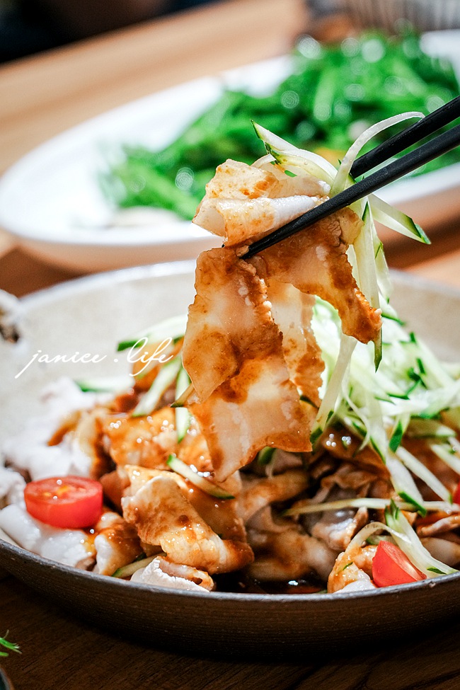 台東聚餐推薦|食年|功夫家常菜.從經典梅菜扣肉到在地鬼頭刀.用一桌好菜聚一場 - 第13張圖 台東美食 台東旅遊 台東美食餐廳 台東更生路上美食餐廳 食年 食年菜單 臺東縣臺東市中心里更生路533號 台東必吃美食 台東在地人推薦 台東聚會餐廳 梅菜扣肉 李庄白肉 花雕雞腿煲 鳳梨芥末蝦球 酥炸鬼頭刀 清炒鮮菇水蓮 古早味紅茶 台東博雅齋紅烏龍