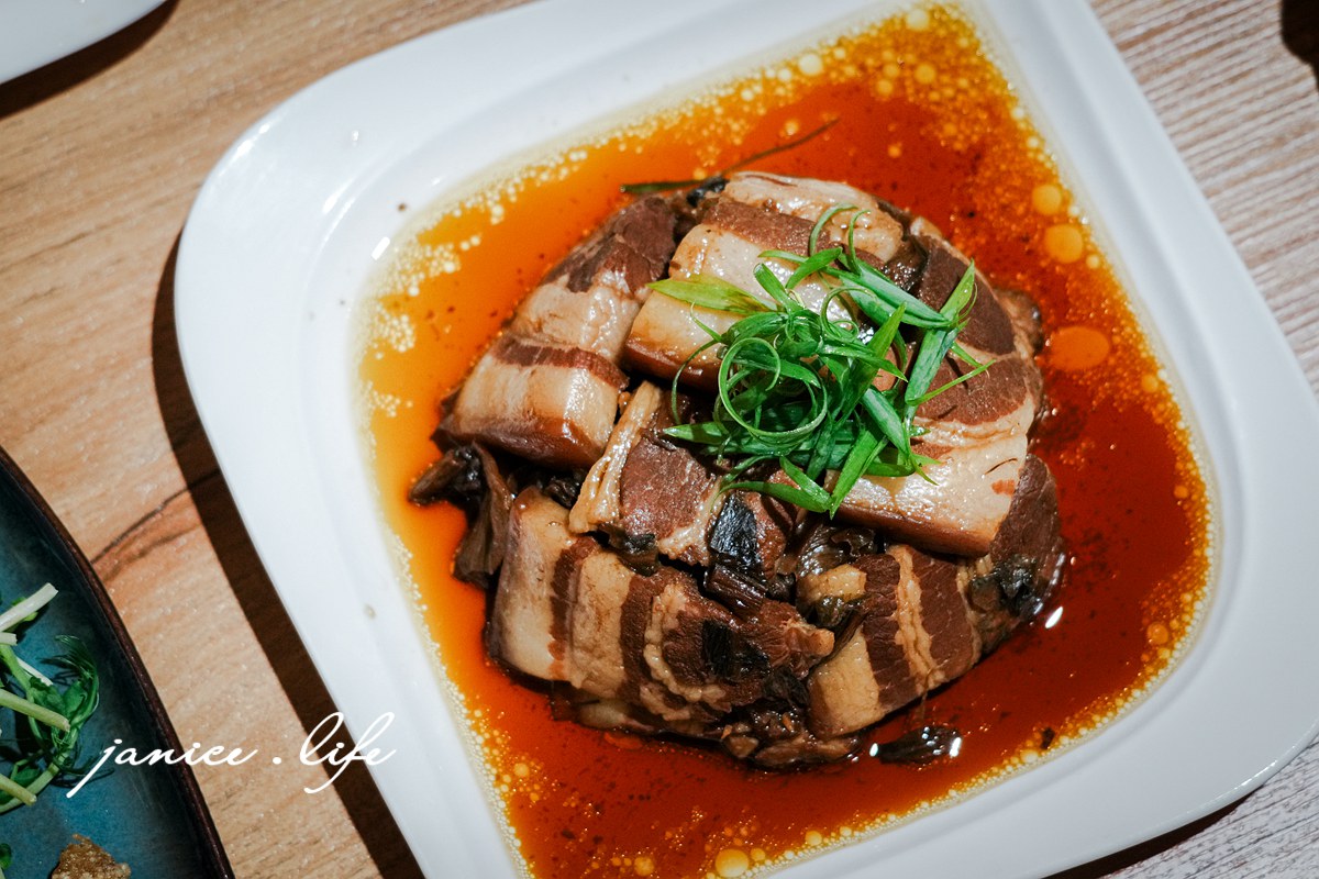台東美食 台東旅遊 台東美食餐廳 台東更生路上美食餐廳 食年 食年菜單 臺東縣臺東市中心里更生路533號 台東必吃美食 台東在地人推薦 台東聚會餐廳 梅菜扣肉 李庄白肉 花雕雞腿煲 鳳梨芥末蝦球 酥炸鬼頭刀 清炒鮮菇水蓮 古早味紅茶 台東博雅齋紅烏龍