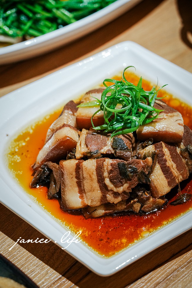 台東美食 台東旅遊 台東美食餐廳 台東更生路上美食餐廳 食年 食年菜單 臺東縣臺東市中心里更生路533號 台東必吃美食 台東在地人推薦 台東聚會餐廳 梅菜扣肉 李庄白肉 花雕雞腿煲 鳳梨芥末蝦球 酥炸鬼頭刀 清炒鮮菇水蓮 古早味紅茶 台東博雅齋紅烏龍