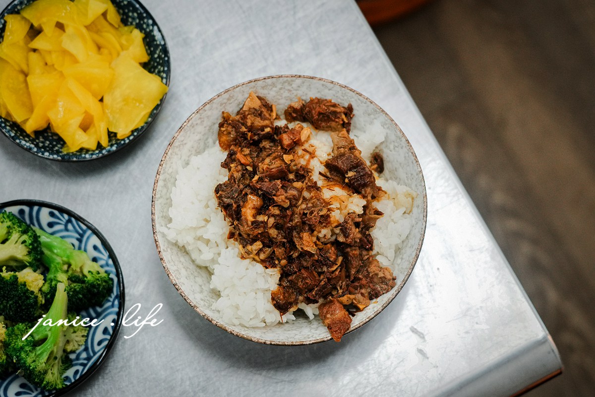 八德美食 老王原汁牛肉麵 桃園市八德區大忠里介壽路一段961號 八德介壽路美食 老王原汁牛肉麵菜單 潔妮食旅生活 半筋半肉牛肉麵 牛滷飯 百香青木瓜 涼拌花椰菜