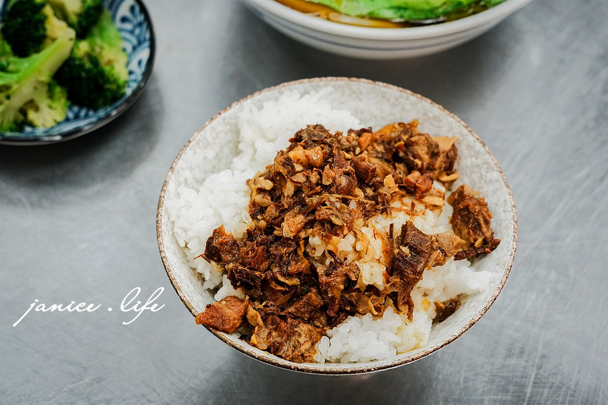 八德美食|老王原汁牛肉麵|大塊厚切牛肉搭配濃郁湯頭.多款飲品無限暢飲 - 第15張圖 八德美食 老王原汁牛肉麵 桃園市八德區大忠里介壽路一段961號 八德介壽路美食 老王原汁牛肉麵菜單 潔妮食旅生活 半筋半肉牛肉麵 牛滷飯 百香青木瓜 涼拌花椰菜