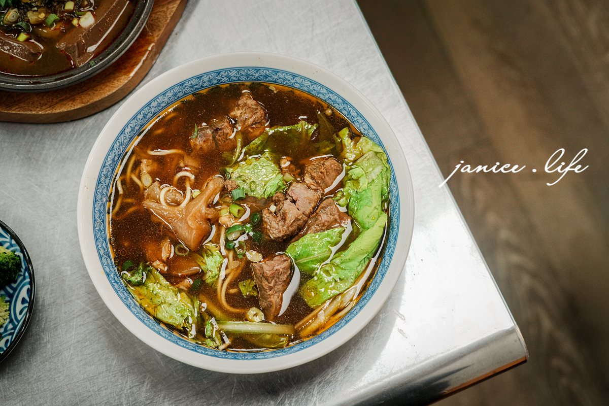 八德美食 老王原汁牛肉麵 桃園市八德區大忠里介壽路一段961號 八德介壽路美食 老王原汁牛肉麵菜單 潔妮食旅生活 半筋半肉牛肉麵 牛滷飯 百香青木瓜 涼拌花椰菜