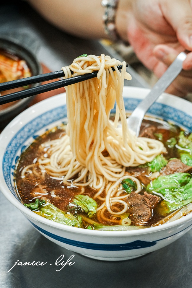 八德美食|老王原汁牛肉麵|大塊厚切牛肉搭配濃郁湯頭.多款飲品無限暢飲 - 第10張圖 八德美食 老王原汁牛肉麵 桃園市八德區大忠里介壽路一段961號 八德介壽路美食 老王原汁牛肉麵菜單 潔妮食旅生活 半筋半肉牛肉麵 牛滷飯 百香青木瓜 涼拌花椰菜
