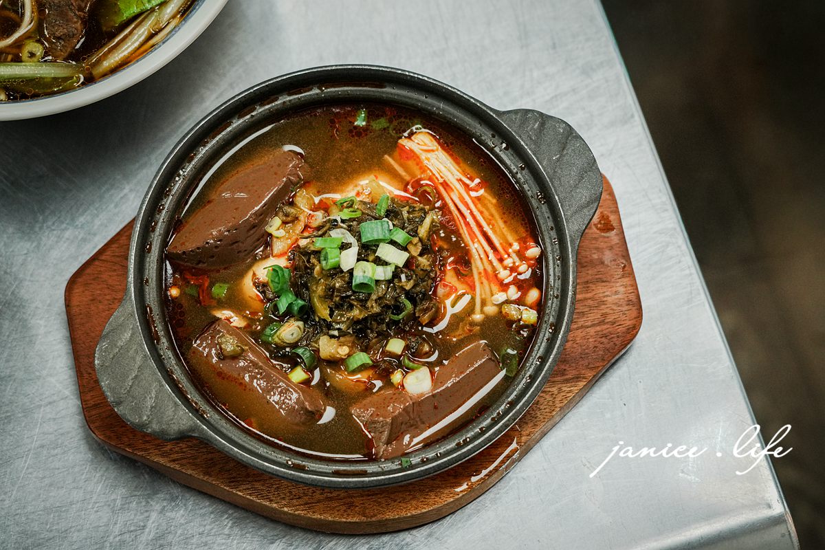 八德美食 老王原汁牛肉麵 桃園市八德區大忠里介壽路一段961號 八德介壽路美食 老王原汁牛肉麵菜單 潔妮食旅生活 半筋半肉牛肉麵 牛滷飯 百香青木瓜 涼拌花椰菜 麻辣鴨血臭豆腐