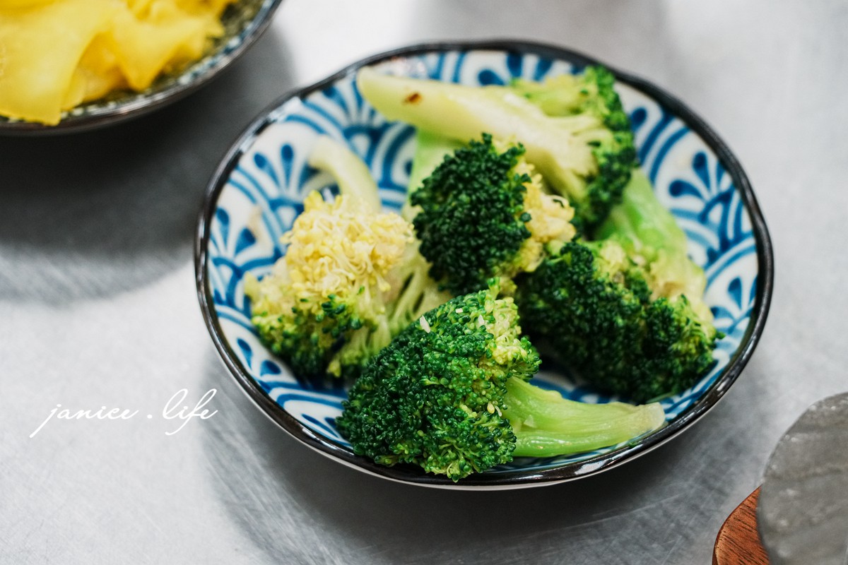 八德美食|老王原汁牛肉麵|大塊厚切牛肉搭配濃郁湯頭.多款飲品無限暢飲 - 第17張圖 八德美食 老王原汁牛肉麵 桃園市八德區大忠里介壽路一段961號 八德介壽路美食 老王原汁牛肉麵菜單 潔妮食旅生活 半筋半肉牛肉麵 牛滷飯 百香青木瓜 涼拌花椰菜 麻辣鴨血臭豆腐