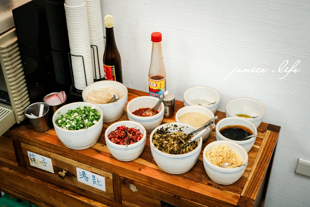 八德美食|老王原汁牛肉麵|大塊厚切牛肉搭配濃郁湯頭.多款飲品無限暢飲 - 第3張圖 八德美食 老王原汁牛肉麵 桃園市八德區大忠里介壽路一段961號 八德介壽路美食 老王原汁牛肉麵菜單 潔妮食旅生活 半筋半肉牛肉麵 牛滷飯 百香青木瓜 涼拌花椰菜