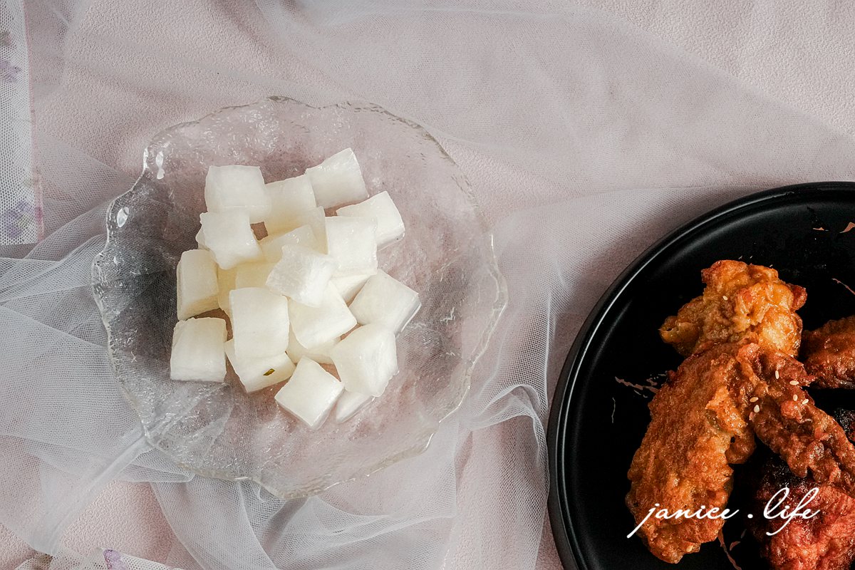 宅配美食 白飯殺手 網購熱銷開箱 協發行泡菜 催淚皮蛋拌醬 黃金泡菜 開燻蒜苗鴨 蘿大柚 黃金鴨掌 懶人料理食譜 宵夜救星 下飯神器 潔妮食旅生活 協發行泡菜開箱