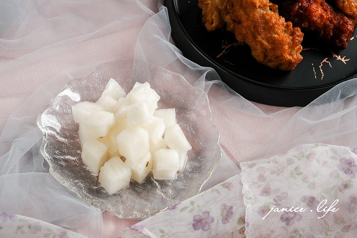 宅配美食 白飯殺手 網購熱銷開箱 協發行泡菜 催淚皮蛋拌醬 黃金泡菜 開燻蒜苗鴨 蘿大柚 黃金鴨掌 懶人料理食譜 宵夜救星 下飯神器 潔妮食旅生活 協發行泡菜開箱