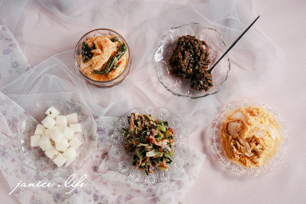 宅配美食 白飯殺手 網購熱銷開箱 協發行泡菜 催淚皮蛋拌醬 黃金泡菜 開燻蒜苗鴨 蘿大柚 黃金鴨掌 懶人料理食譜 宵夜救星 下飯神器 潔妮食旅生活 協發行泡菜開箱