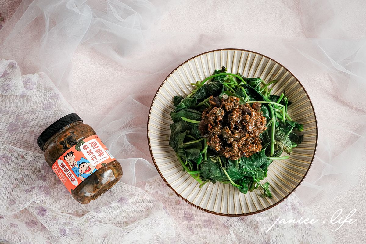 宅配美食 白飯殺手 網購熱銷開箱 協發行泡菜 催淚皮蛋拌醬 黃金泡菜 開燻蒜苗鴨 蘿大柚 黃金鴨掌 懶人料理食譜 宵夜救星 下飯神器 潔妮食旅生活 協發行泡菜開箱