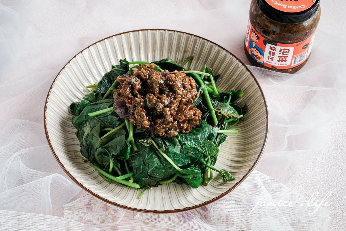 宅配美食 白飯殺手 網購熱銷開箱 協發行泡菜 催淚皮蛋拌醬 黃金泡菜 開燻蒜苗鴨 蘿大柚 黃金鴨掌 懶人料理食譜 宵夜救星 下飯神器 潔妮食旅生活 協發行泡菜開箱
