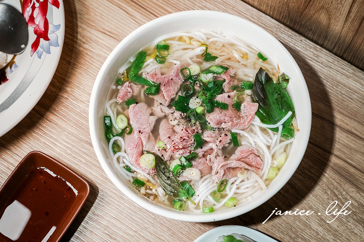 八德興豐路 越點・脆皮豬麵包・越南料理 八德美食 八德興豐路美食餐廳 桃園八德越式推薦 潔妮食旅生活 越點脆皮豬麵包菜單 桃園市八德區瑞德里興豐路664號 越南法國麵包 生牛肉湯米線
