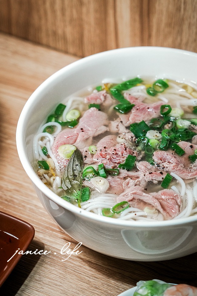 八德興豐路 越點・脆皮豬麵包・越南料理 八德美食 八德興豐路美食餐廳 桃園八德越式推薦 潔妮食旅生活 越點脆皮豬麵包菜單 桃園市八德區瑞德里興豐路664號 越南法國麵包 生牛肉湯米線