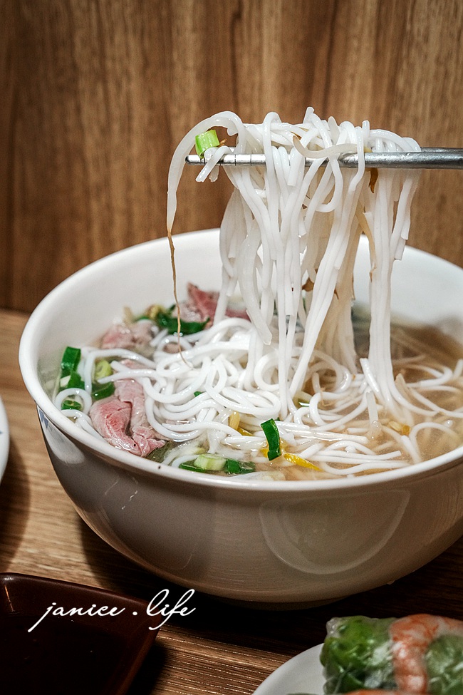 八德美食|越點・脆皮豬麵包・越南料理|滿滿餡料太過癮・清爽酸辣好滋味! - 第16張圖 八德興豐路 越點・脆皮豬麵包・越南料理 八德美食 八德興豐路美食餐廳 桃園八德越式推薦 潔妮食旅生活 越點脆皮豬麵包菜單 桃園市八德區瑞德里興豐路664號 越南法國麵包 生牛肉湯米線