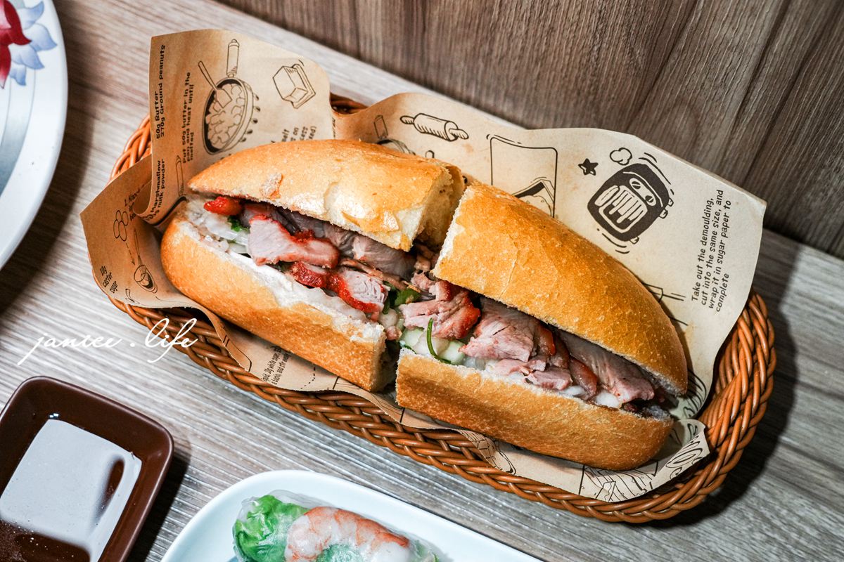 八德興豐路 越點・脆皮豬麵包・越南料理 八德美食 八德興豐路美食餐廳 桃園八德越式推薦 潔妮食旅生活 越點脆皮豬麵包菜單 桃園市八德區瑞德里興豐路664號 越南法國麵包 叉燒肉夾心麵包