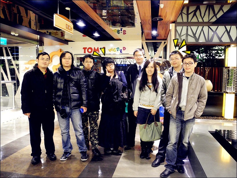 2012-02-22-著正式服裝陪潔妮吃生日晚餐 (1).jpg