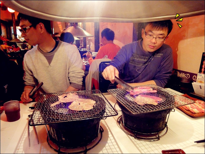 2012-02-14-吃燒烤+阿啾的噗噗貼綿羊貼 (1).jpg